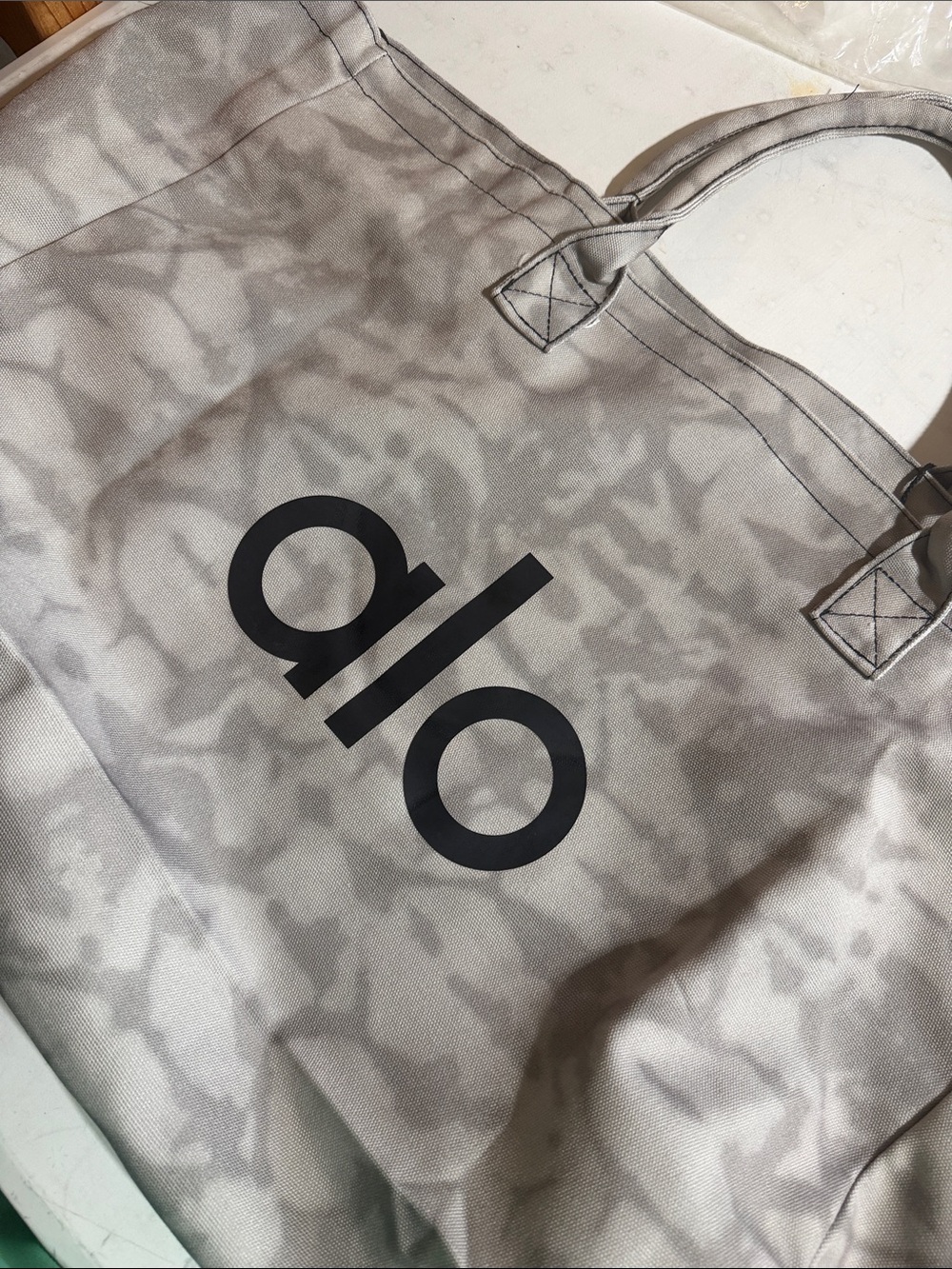 ALO Yoga Men's Light Grey Tie-Dye Canvas Tote with Black Logo